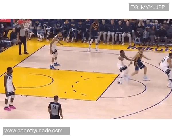 库巴挡拆战术再显威力科尔称赞两大球员关键时刻表现出色