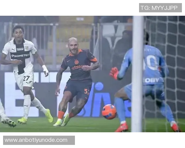 库普梅纳斯传中被扑后图拉姆紧随其后射门再遭门将拒绝